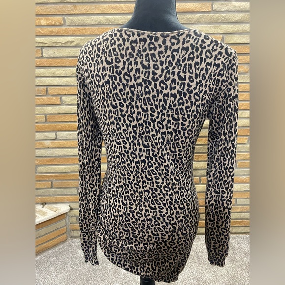 Small cheetah print v neck sweater - Picture 7 of 7